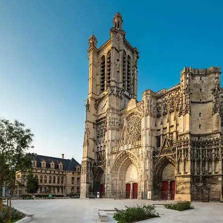 Rustique & Convivial Hyper-centre, Fibre, 4 Pers Apartment Troyes